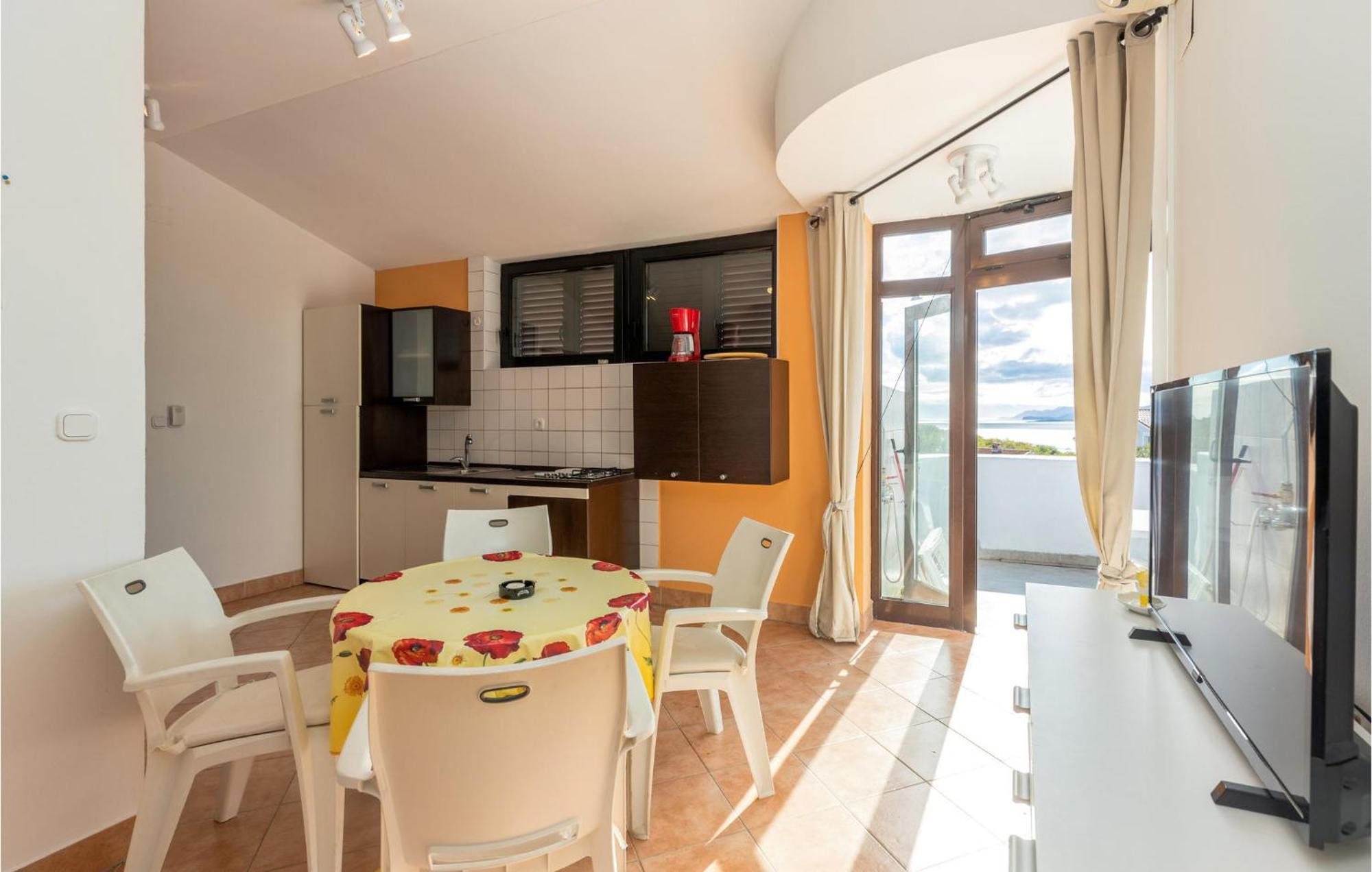 1 Bedroom Cozy Apartment In Jadranovo Esterno foto
