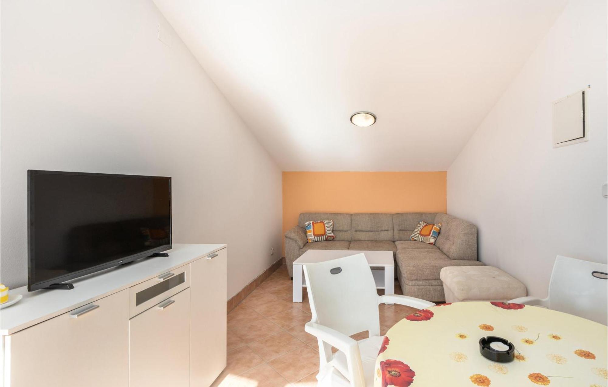 1 Bedroom Cozy Apartment In Jadranovo Esterno foto